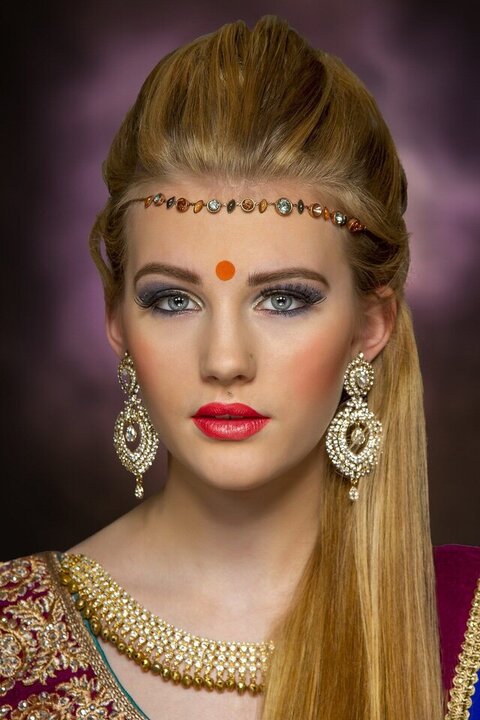 Live phone psychic taking a 24/7 call
