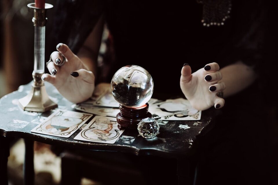 Psychic reading by phone - live psychic available 24/7