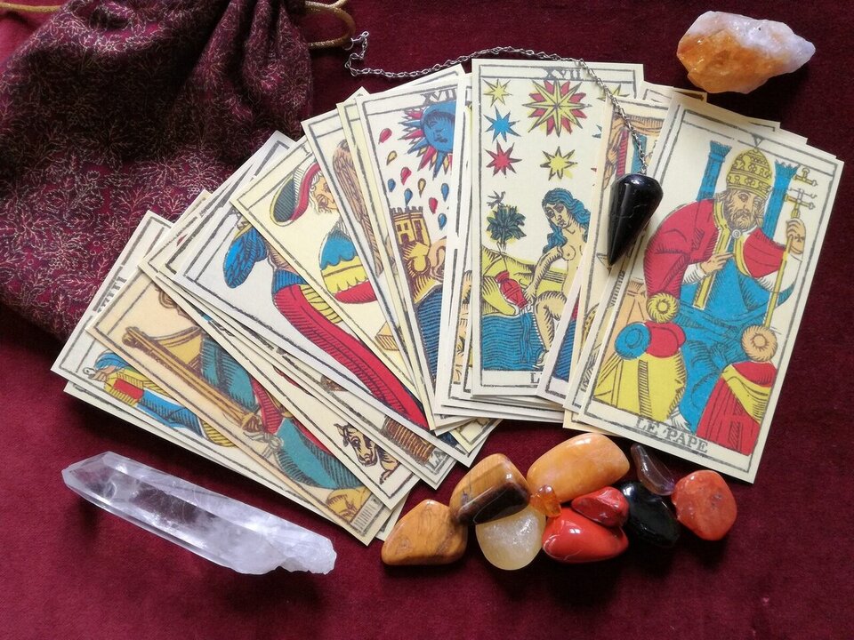 Phone tarot reading - live tarot card reader available 24/7